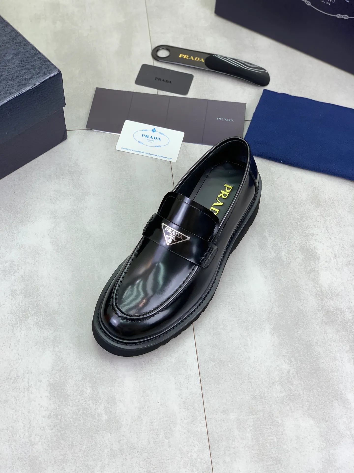 Factory price P880💰Original quality, top version🔱 ＰＲＡＤＡPrada. Men’s business casual leather shoes, top quality products. 1:1 shipment⬆️Luxurious and noble👞All imported original color-brushed edge beads, just to create a more comfortable wearing experience. Upper: Original comfortable open-edge bead rubbed color calfskin➕Top imported water-dyed full cow lining, original high-end lightweight and comfortable TPU foam combination bottom✔️Code number: 39-44 (38 45) 46 47 can be customized)
